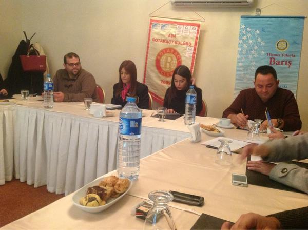 Ada Rotaract Kulübü 14. Toplantısı "Hizmet Yoluyla Barış" temasıyla başladı. Konuşmacı konuğumuz Özgür Özmavi