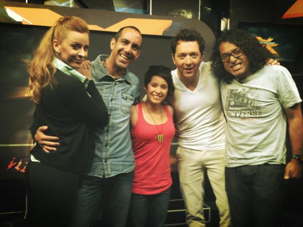 choriando's tweet photo. Con toda la actitud @AdrenalinaXT @arlenemaciel @lorenadromundo @Bazookajoeradio @ReSkate @baldosa 7pmUTDN 10:30pmTDN! http://t.co/NPuTk0my