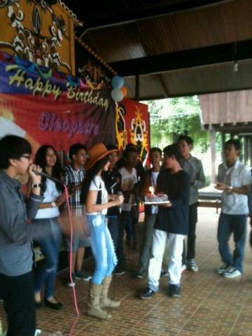 Cleovers_JakTim's tweet photo. 12. Brithday pary With Cleovers at 20 desember dan di situ ada mimin kursi paling belakang :P http://t.co/z2Usje0R