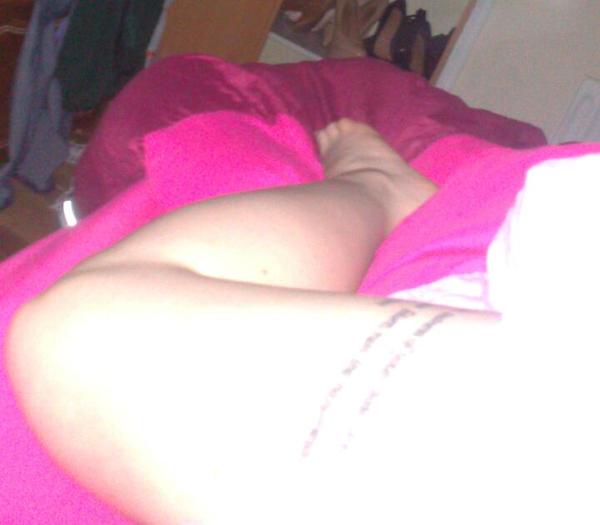 JMcCavx's tweet photo. Too warm :( #bed #tshirt #pants #leg #out #cooldown #better #bliss #SLEEP #NEEDED #NOW http://t.co/S95tlleA