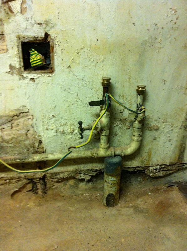 rmbertoli's tweet photo. Adventures in #britishplumbing http://t.co/CRtbF89j