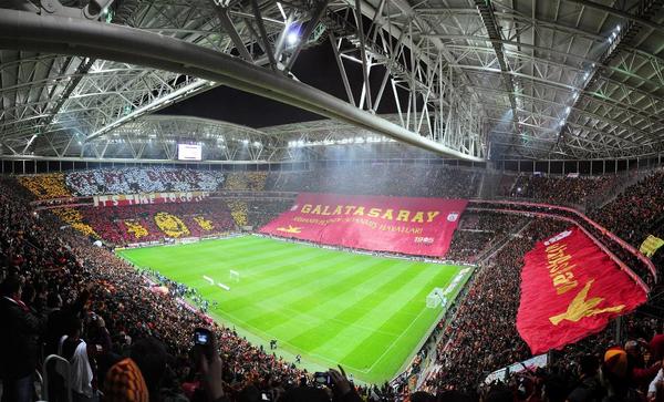 apoliticmaymun's tweet photo. @sneijder101010 if you come to GALATASARAY you will see best fan of the world. we promise you!!! http://t.co/VqqOsM28