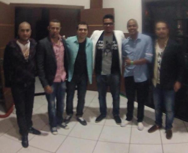 grupopagole's tweet photo. Nosso Vocalista #GustavoFróes com @sorrisomaroto http://t.co/ev8YuMhD