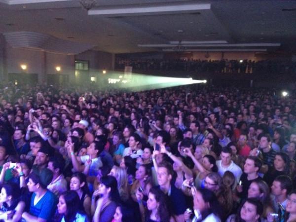 grupopagole's tweet photo. Abertura Show do @sorrisomaroto  #LOTADÃAAAO http://t.co/1OFWHq4g