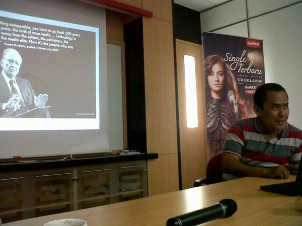 "<a href="/arfibambani/">Arfi</a>: Pemimpin Redaksi Merdeka.com Didik Supriyanto sedang beri pengantar New Media di <a href="/ajibatam/">AJI Kota Batam</a> "