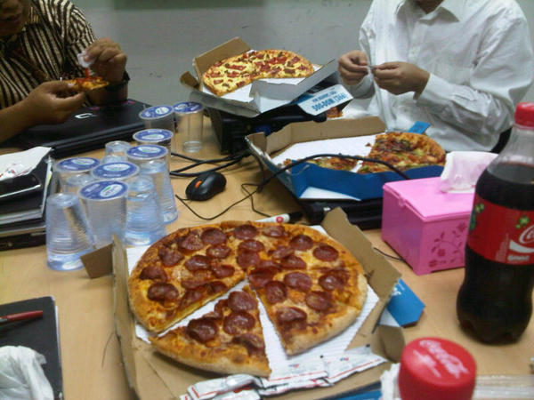 dominos_id's tweet photo. Lunch time friends ;) Enjoy Promo Med.Pizza* cuma Rp.40rb. Pilih 1 dari 4 topping BEST SELLER - DISC 26%. not.icl.bali http://t.co/FoL5gTWc
