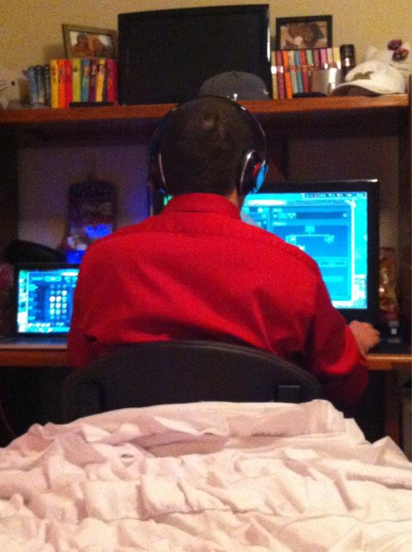 samanthapearly's tweet image. In case anyone was wondering, this is what my boyfriend has been doing all night &amp;amp; I&apos;m not even mad. #hescute #mynerd