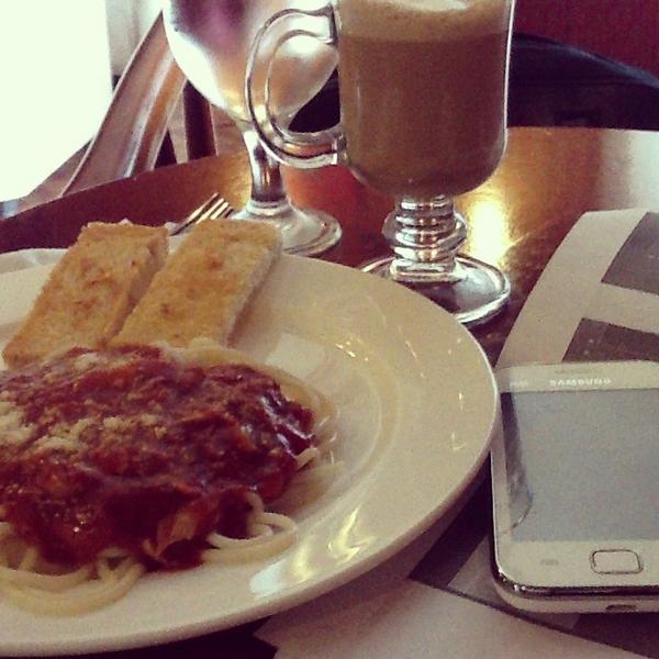 JulzeAlejandre's tweet image. Getting full before the exam. The rain bitched out this hunger! #WhiteChocoMocha #TunaPasta #Rodolfos