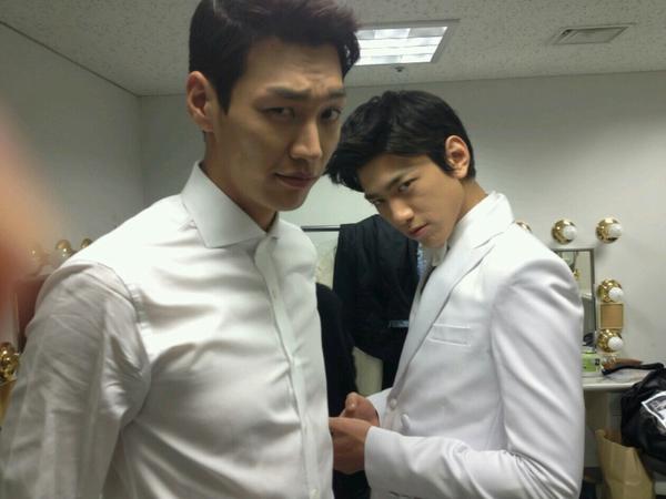 김영광,성준 이 두 남자가 다시한번 뭉쳤습니다^^!
다음달부터 방송될 JTBC의 쇼 프로그램 '미라클 코리아'에서 MC로 변신예정이랍니다:D 많이많이 응원해주세요~
타이틀촬영중인 두 배우님들 대기실샷! http://t.co/tNXhF6IX