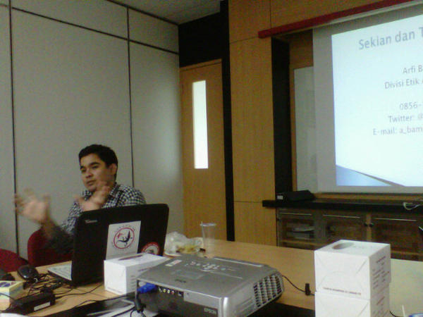 "<a href="/taufanwijaya_/">taufan wijaya</a>: <a href="/arfibambani/">Arfi</a> (AJI Indonesia) berbagi pengalamannya workshop new media dari Netherland <a href="/zuhrimuhammad/">zm</a> "