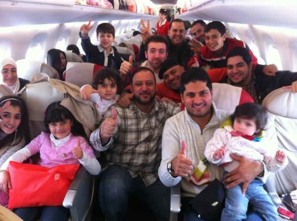 i_selawi's tweet photo. نتحرك الآن من عمان لتونس
كل الفريق يهديكم السلام في هذه الجمعة الحلوة 😊😊 http://t.co/6WIAZJew