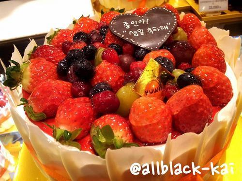 _EXOLINE12's tweet photo. ^3^ เค้กวันเกิดของน้องหนูจงอิน~ จาก Allblack http://t.co/ZUwVEaV0