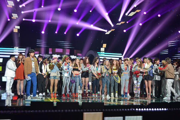 [11-01-2013]Girls' Generation dành chiến thắng đầu tiên cho "I Got A Boy" trên chương trình "Music Bank" của KBS  BAUwURzCIAAX7C-
