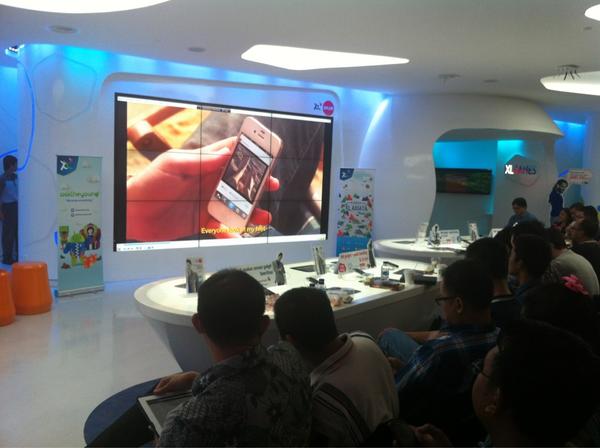 myXL's tweet image. Social Media Strategist Club 2013 Gathering dibuka dengan video humor seputar Social Media! :)) #SMSCHore