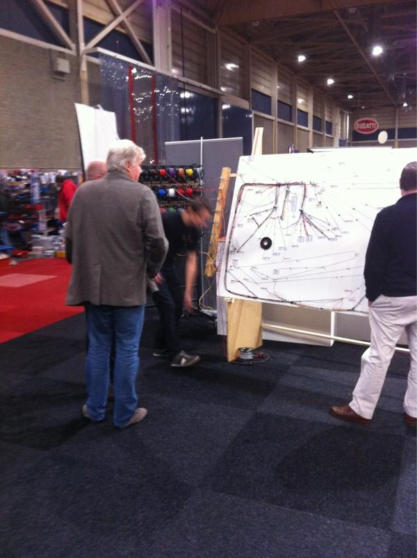 FOCWA_promo's tweet photo. Demo kabelboom vlechten op #FOCWA paviljoen #interclassics http://t.co/MbjH0MOs