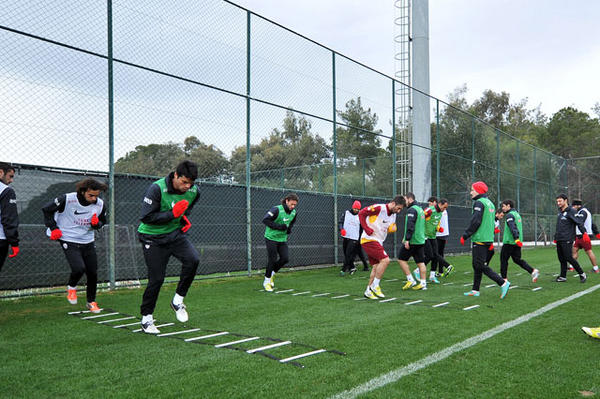 GalatasaraySK's tweet photo. FUTBOL | Takımımız, bu sabah Belek’te bir antrenman gerçekleştirdi. Detaylar için: http://t.co/za0zaQtZ http://t.co/Ca2relvA