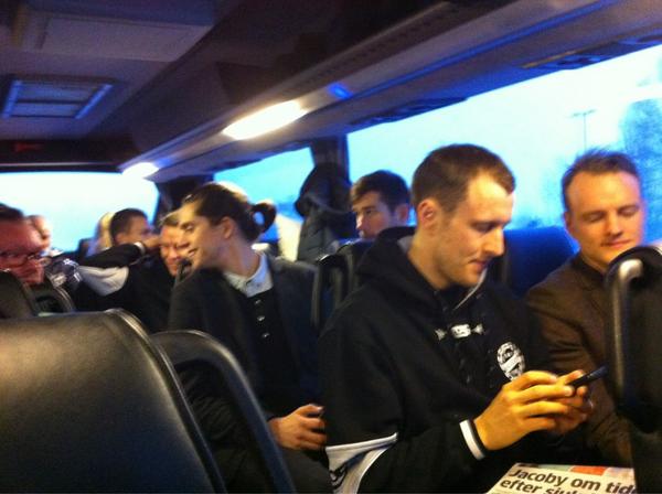 Laget rullar mot Otterbäcken. Revanschsugna efter 1-18 senast vi möttes! Vi undrar om en viss skateboard provåkts?