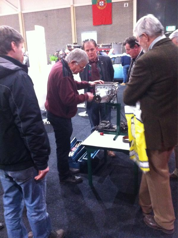 FOCWA_promo's tweet photo. Veel aanloop vandaag. Oa voor demo versnellingsbak reviseren #FOCWA #interclassics http://t.co/erSlG8wm