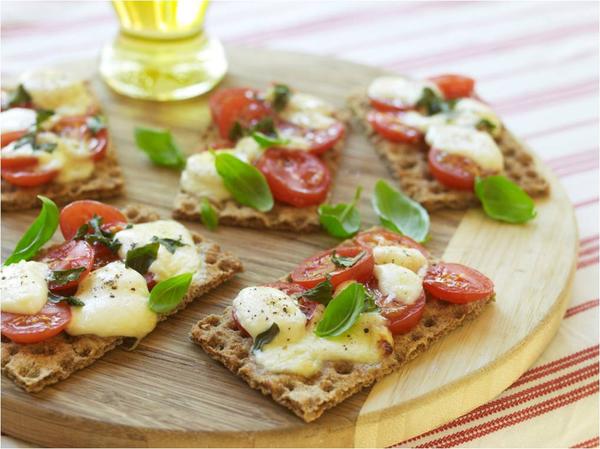 SlimmingWorld's tweet image. Fancy a mid-pm snack? Visit our member website Lifeline Online for delicious @Ryvita recipes, like these mini 'pizzas'!