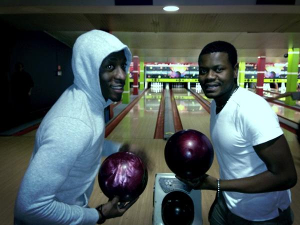 Ronalddu59's tweet photo. Pure pure bowling avec mes renois @YTshikuz et Rommel M http://t.co/VWpTDVPe