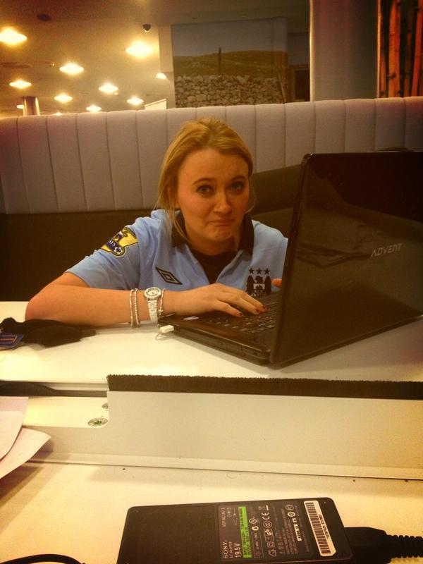 __rjt's tweet image. Awkward when the library table is slightly smaller than me #midgetproblems