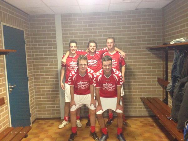 TwanLorkeers's tweet photo. Jammer van het resultaat, toch genoten van ons topteam #zaalvoetbalmarienheem @Dennis924 @Rtibben @JorneKLK en paaltje http://t.co/KvfFBDGY