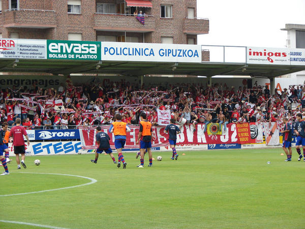 rayoherald's tweet photo. Hace 2029 días a 50 km de San Mamés a la afición del Rayo Vallecano se le caía el mundo encima. Hoy lloran de alegría. http://t.co/QcZfVd2r