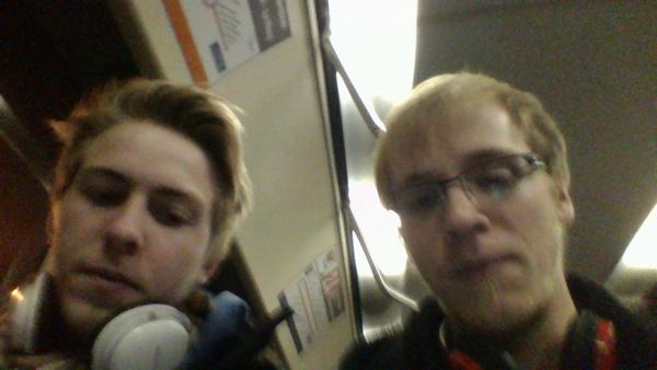 DylanDefoulny's tweet photo. Windows 8 dès le matin avec Quentin dans le bus! #windows8 #acer #tryandlikeit http://t.co/JDpzAp5q