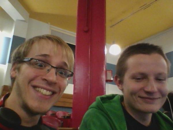 DylanDefoulny's tweet photo. Avec Thomas avant la conférence du jeudi soir : Windows 8, la base :)
#windows8 #acer #tryandlikeit http://t.co/hM3S4oyA