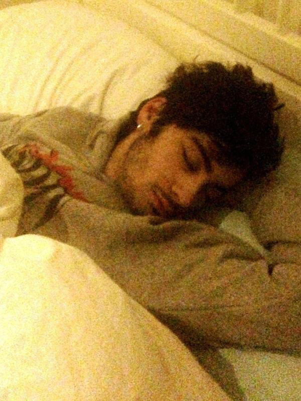 bae_probIems's tweet photo. @zaynmalik Zayns fast asleep right now omfg awww http://t.co/OSHxubLU