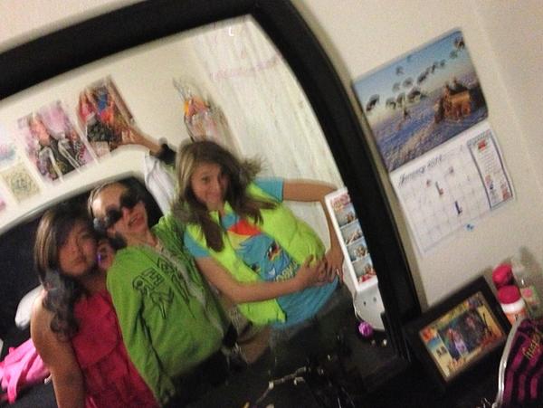 GoJB45's tweet image. im in the middle my friend ann is on the left and my friend dakota is on the right;) :p