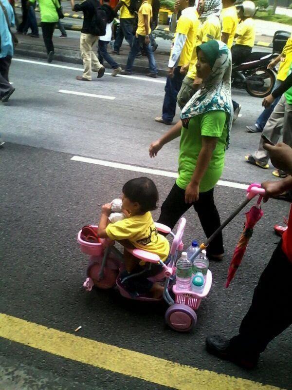 SuaraBiasa's tweet photo. Kecik2 lg mak pak dia dh ajar mcm mana nk jadi KURANG AJAR!! #pakatanrakyat #KL112 http://t.co/FepT24S1