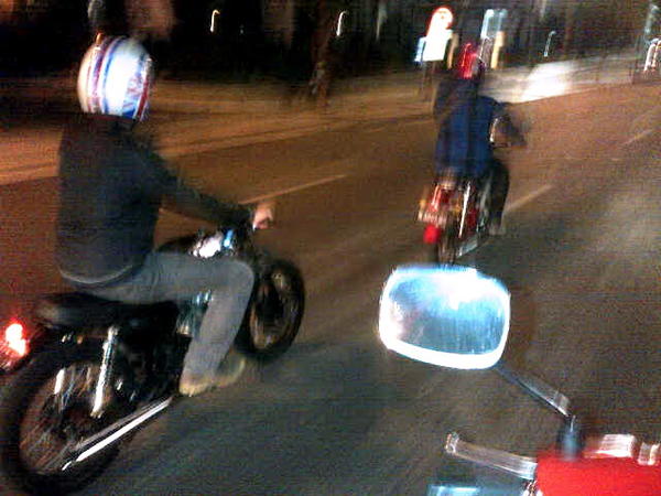JeffKafein's tweet image. Motoran Jumat Malam. @alonecuk #surabaya #cb100 #honda #c70 #retro