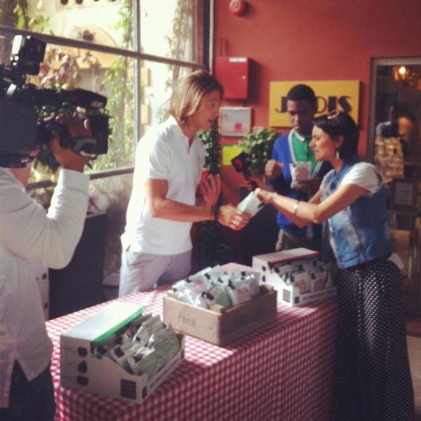 slumdxb's tweet photo. @layneredman @followpunam @dubaionetv @PaulFrangie @Ripeme promoting @PERRYCOURT_FARM Apple Crisps!  #Out&amp;About #TV http://t.co/RB0sl467