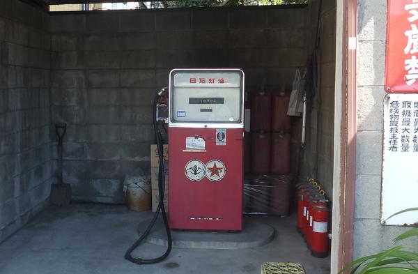 もう1つガソリンスタンドネタ。アナログメーターがいい雰囲気な古い日