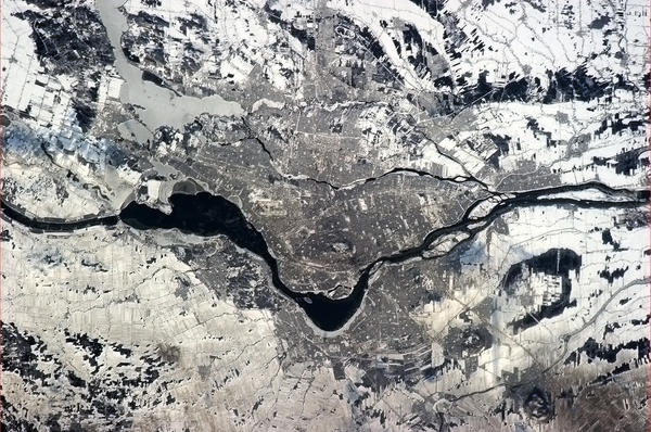 Nice shot / someone forgot to tell the Habs “<a href="/Cmdr_Hadfield/">Chris Hadfield</a>: Heureux de voir le hockey de retour a Montreal #GoHabs! ”