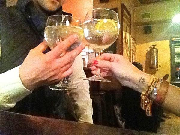 ALNEVADON's tweet photo. Con los gins @corcho lo que te estas perdiendo @ferblanco80 jajaja http://t.co/tg4R2UDl