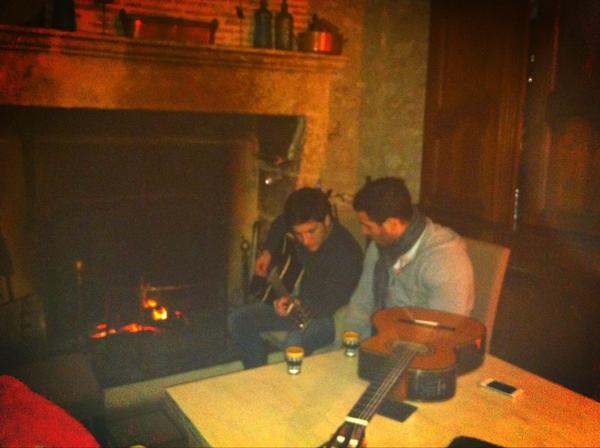 <a href="/PaquierThomas/">Thomas Paquier</a> <a href="/DConilh/">David Conilh</a> <a href="/MSempey/">matthieu sempey</a> Samedi soir tranquille.... #Guitare #SoiréeAuCoinDuFeu