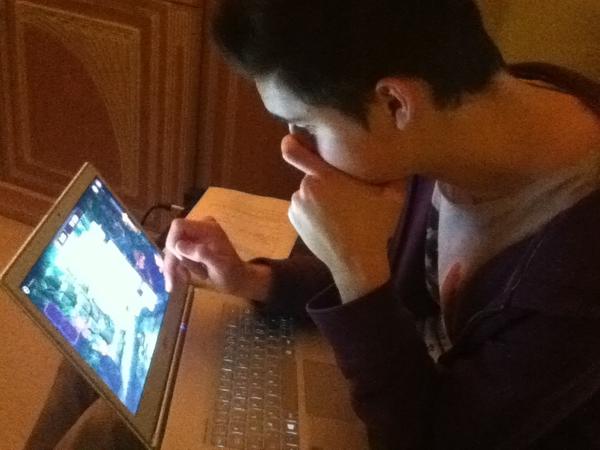 DylanDefoulny's tweet photo. Pendant que Nathan test Taptiles sur W8... #windows8 #acer #tryandlikeit http://t.co/oeE5LQKq