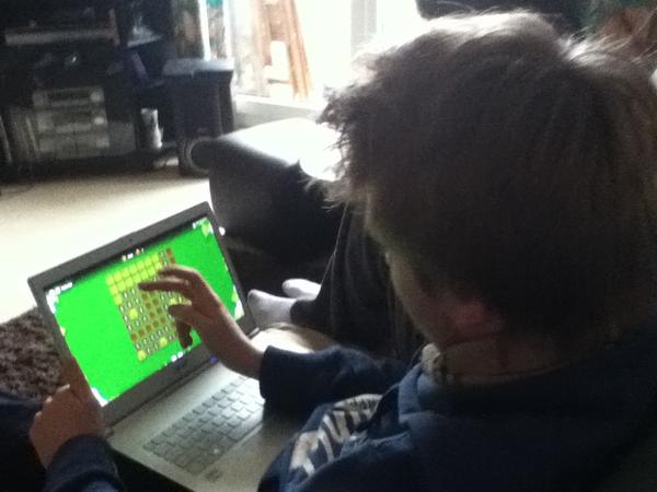 DylanDefoulny's tweet photo. Quentin, lui, s'éclate sur Minesweeper! #windows8 #acer #tryandlikeit http://t.co/gu7cIXAt