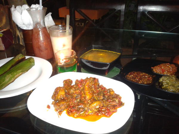 rie_mulyati's tweet photo. Maksi ya mas :)RT @sidik_arif: Makan bareng adek met ultah.. @rie_mulyati http://t.co/henBOaCE