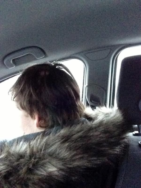 fjedik's tweet photo. Kim myser i framsätet med en död räv på nacken. http://t.co/b2kD7wjl