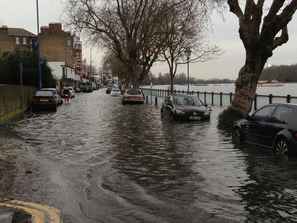 bbofputney's tweet image. High tide on Putney embankment