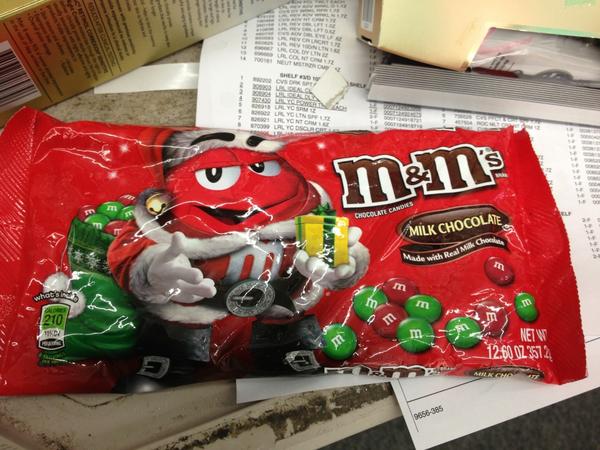 MellyLaLoka's tweet image. Aboutta kill this big bag of #M&amp;amp;M's. so antsy 😒 need to finish this planogram. I wanna go home. #cvsproblems