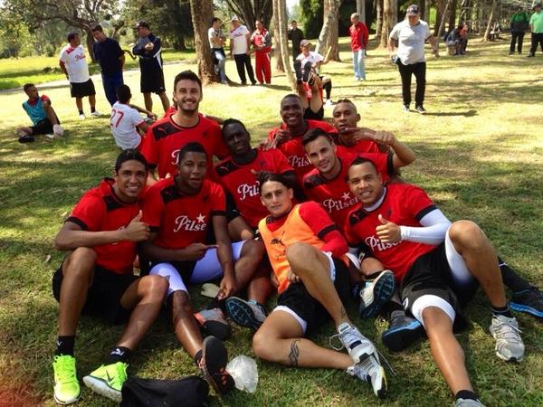 Diegoherner's tweet photo. Amigossss terminamos de entrenar acá les dejo una foto con la banda, abrazossss http://t.co/oNAU9a0B