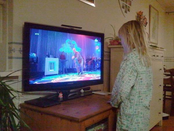 Klasina71's tweet photo. #klokhuis25 Lianne kruipt bijna in de tv om niets te hoeven missen van de Klokhuis quiz http://t.co/DuCaKJa7