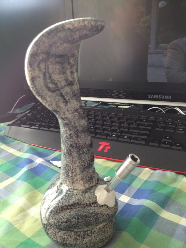 FenchPoes's tweet photo. The family bong :) http://t.co/8J19MYND
