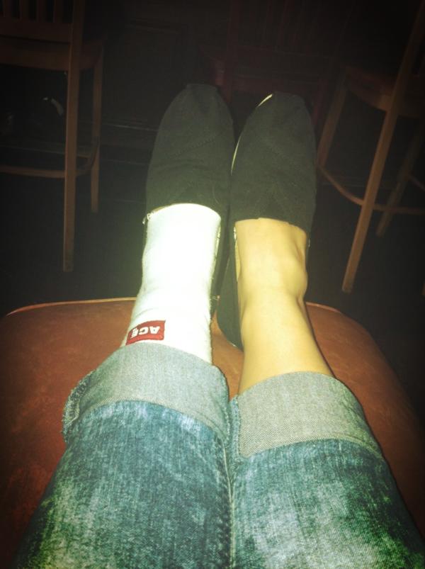 NutMeg131313's tweet image. With my ankle wrapped, and toms on, I've got an avatar thing going on @Gracieacie I look so stupid.. #ourproblems