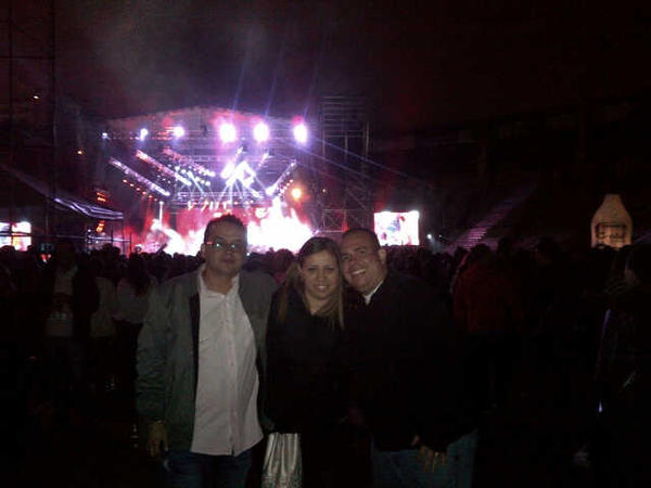lismile83's tweet photo. Concierto de La Feria de Manizales! Con Sebas y mi hermanito @ticomariano http://t.co/oOyHKG7X