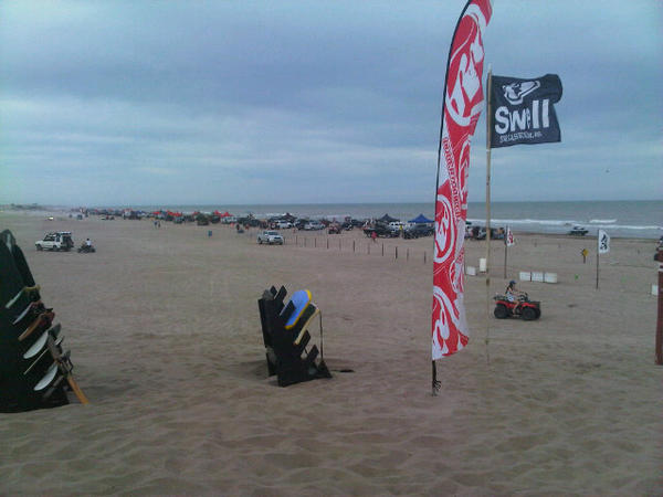 _SportBeach_'s tweet photo. La gente se divierte con el truck de guerra que pasea por la playa. Eso si es una 4x4!! #sportbeachpinamar http://t.co/sTNpSrFJ
